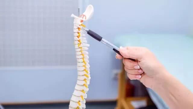 12歲少年玩手機致頸椎退化！